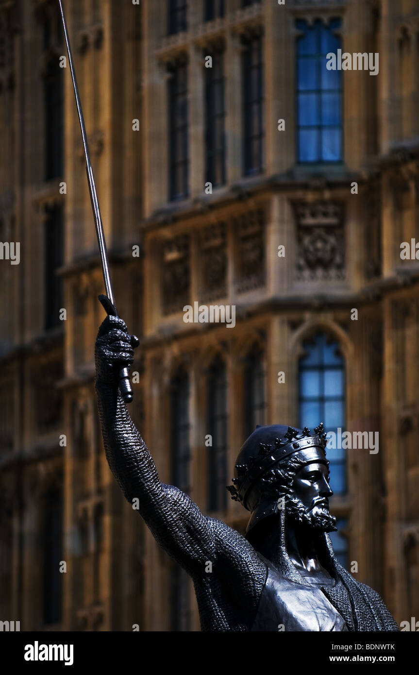La statue de Richard coeur de Lion devant les chambres du Parlement à Londres. Banque D'Images