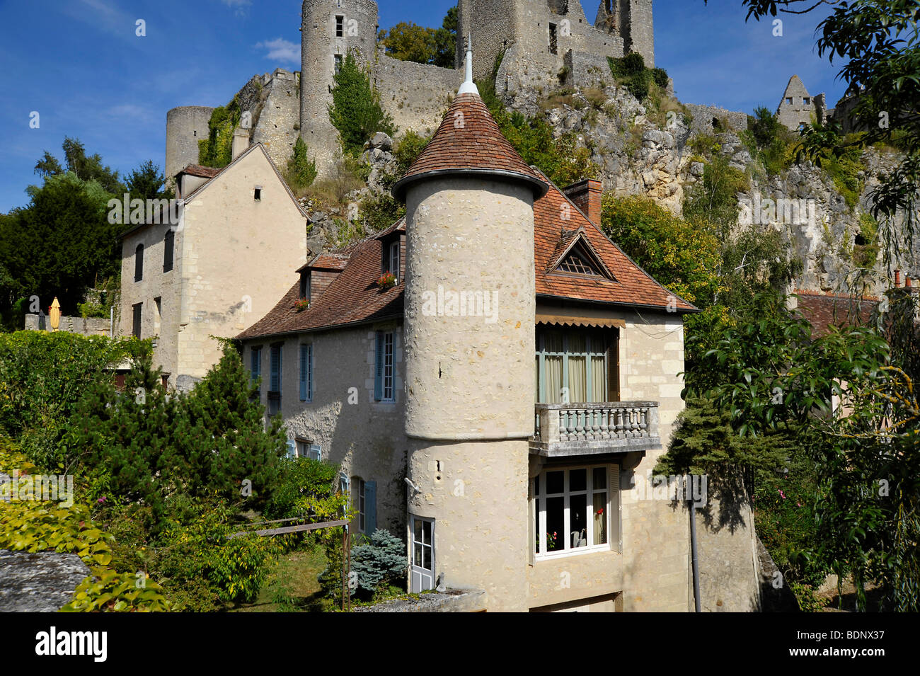 Beaux bâtiments médiévaux et les ruines de la vieille ville d'Angles sur l'Anglin, France. Banque D'Images