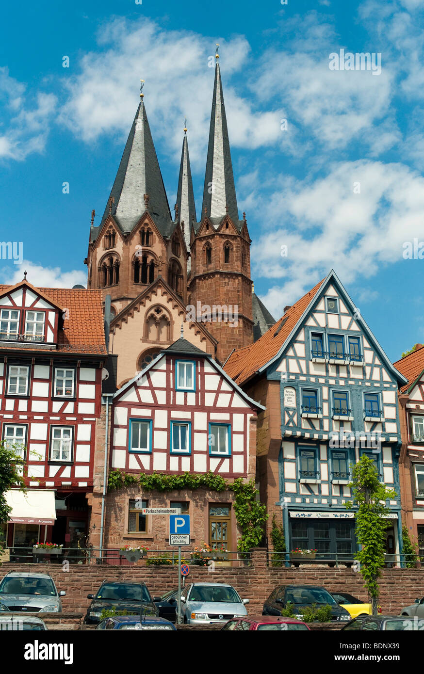 Maisons à colombages, l'Église Marienkirche dans le dos, monument de Gelnhausen, Hesse, Germany, Europe Banque D'Images