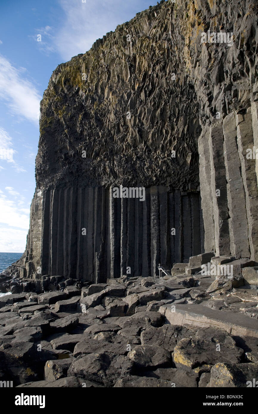 La Grotte de Fingal sous l'île de Staffa colonnade et falaises de mer au large de l'île de Mull, Ecosse, Royaume-Uni. Banque D'Images