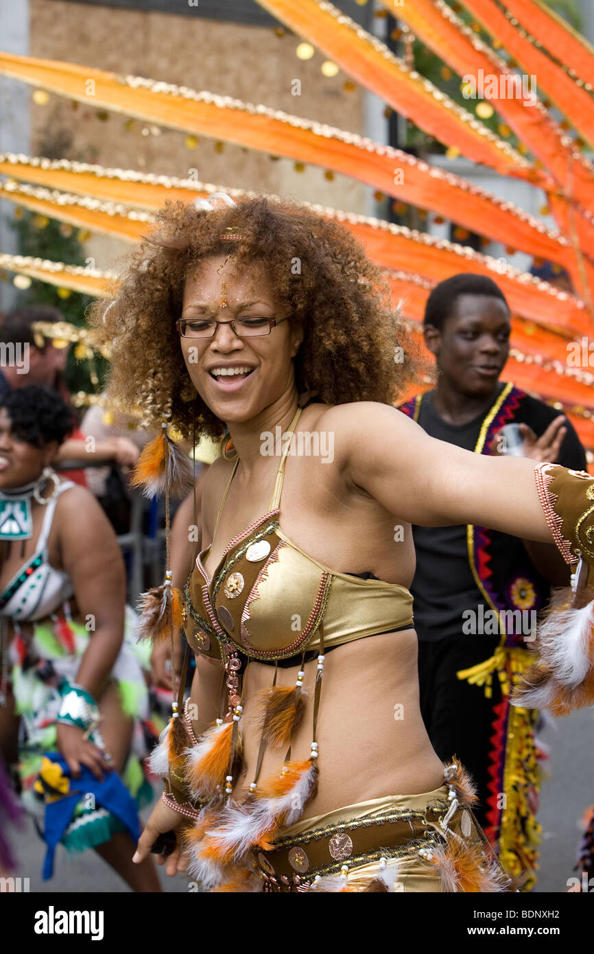 Danser dans les rues pendant le carnaval de Notting Hill 2009 Banque D'Images