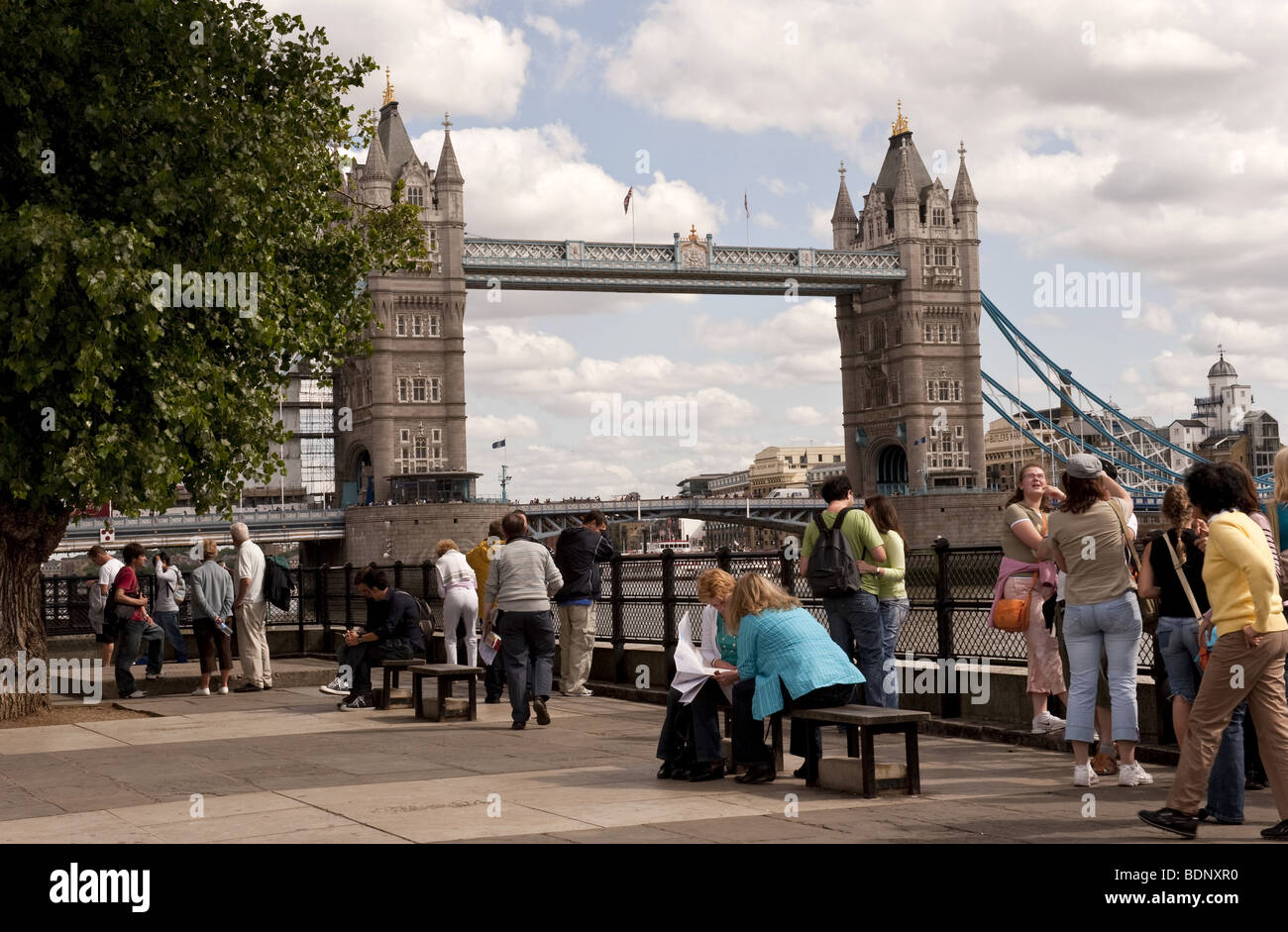 Les touristes et les visiteurs profiter de la célèbre Tower Bridge traversant la rivière Thames à London, UK Banque D'Images
