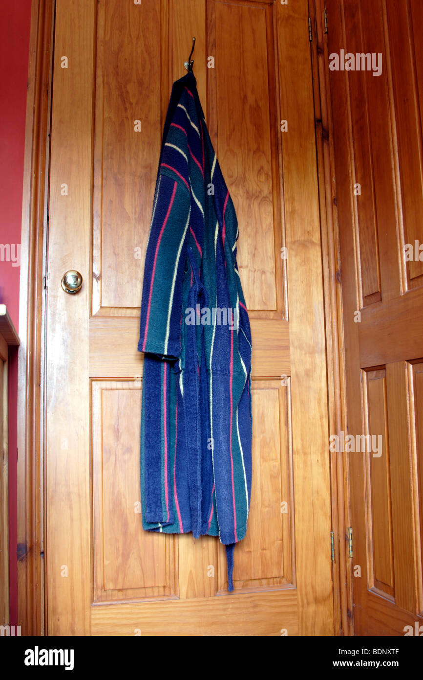 Robe de pendaison à l'arrière de la porte de la chambre à coucher Banque D'Images