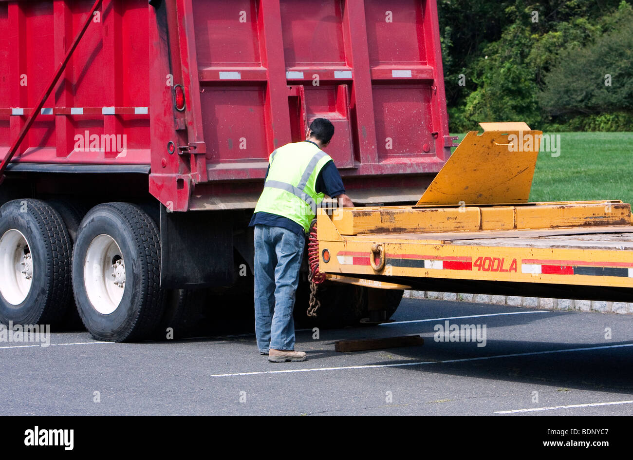 Décrochez une remorque jaune à partir d'un un gros camion rouge. Banque D'Images