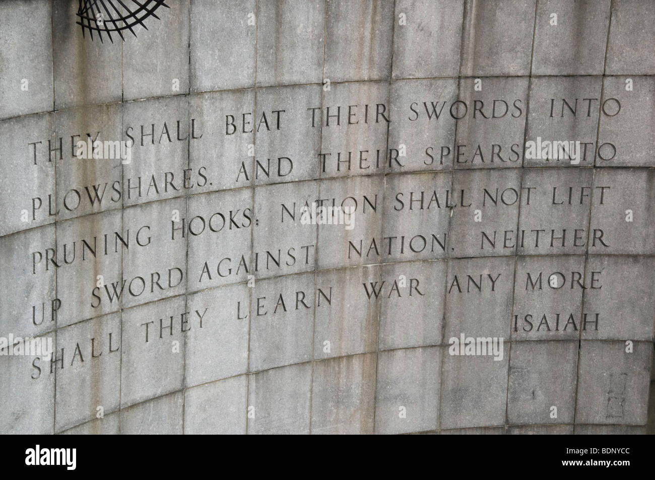 Citation d'Esaïe sur le mur de 1st Ave étapes près de siège de l'Organisation des Nations Unies à New York Banque D'Images