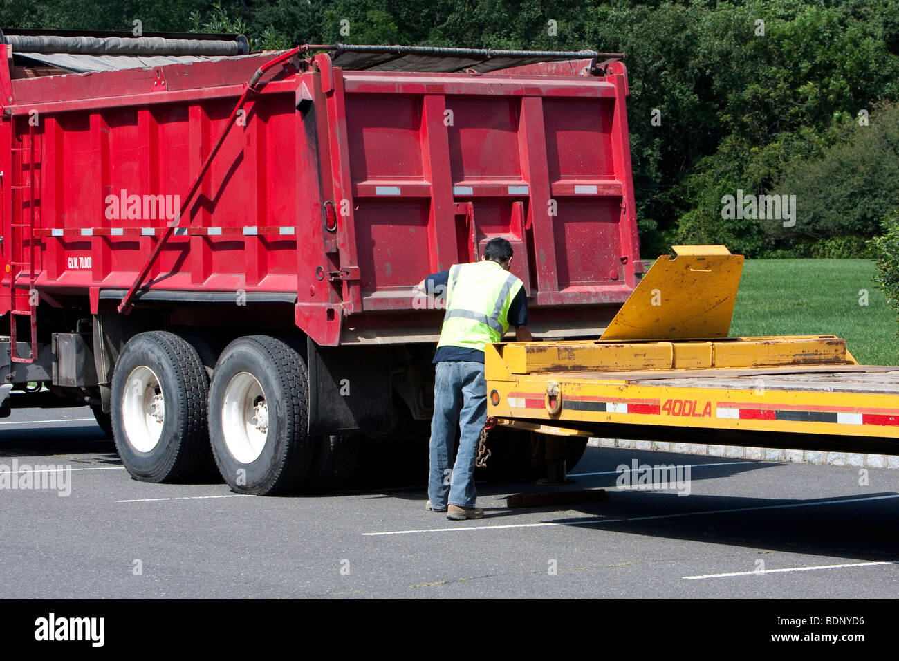 Décrochez une remorque jaune à partir d'un un gros camion rouge. Banque D'Images