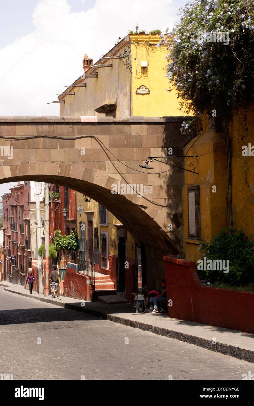 Arch et pont sur Canal Street à San Miguel de Allende, Guanajuato, Mexique Banque D'Images