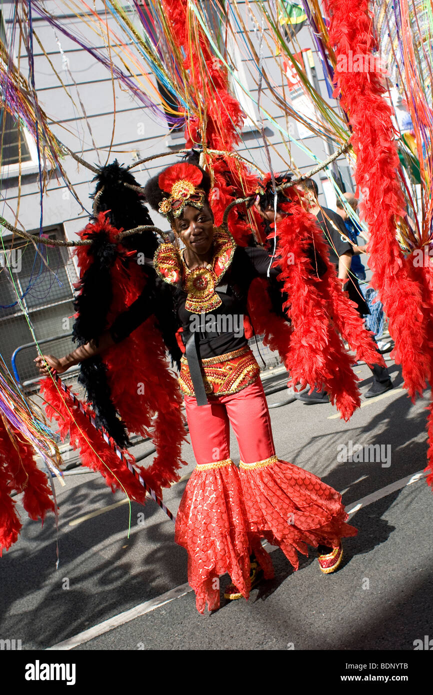 Danseuse en rouge au carnaval de Notting Hill 2009 Banque D'Images