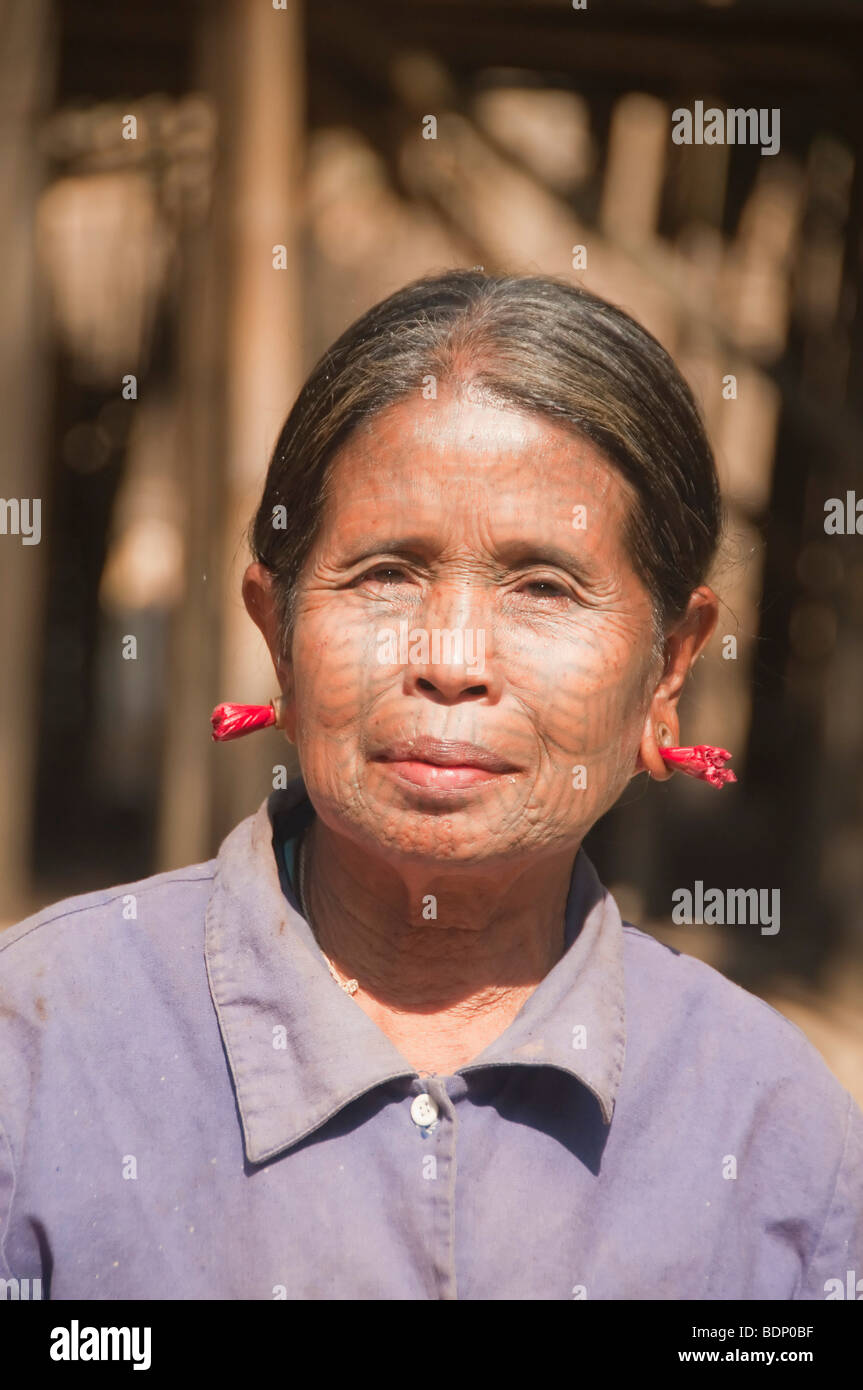 Femmes des tribus Chin avec visages tatoués montrant l'araignée et d'autres motifs de tatouage près de Mrauk U dans les villages chin, l'État de Rakhine Banque D'Images
