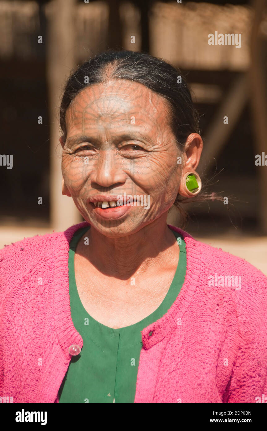 Femmes des tribus Chin avec visages tatoués montrant l'araignée et d'autres motifs de tatouage près de Mrauk U dans les villages chin, l'État de Rakhine Banque D'Images