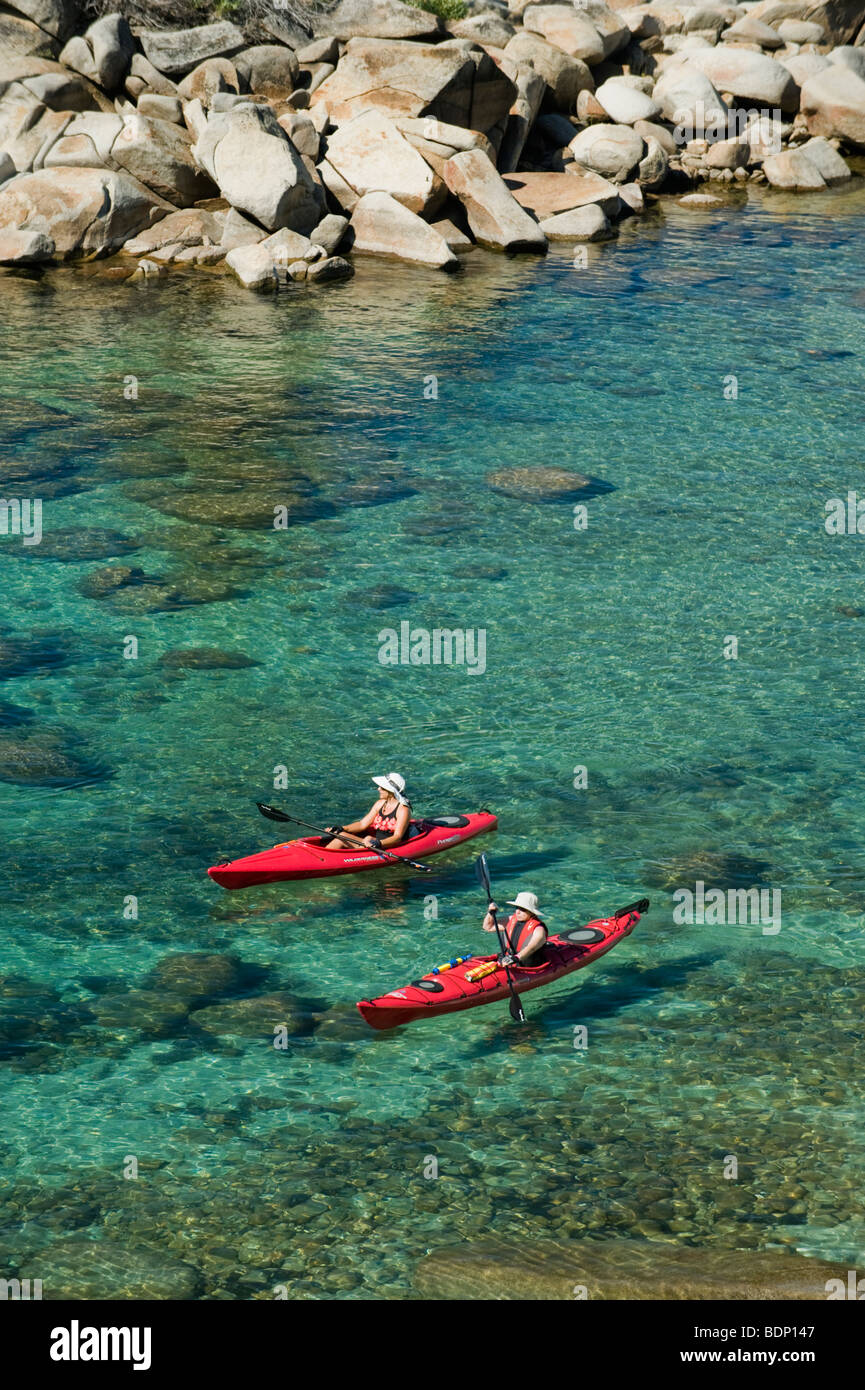 Kayakkers et les rochers de granit, parc d'État Sand Harbor, Lake Tahoe, Nevada Banque D'Images