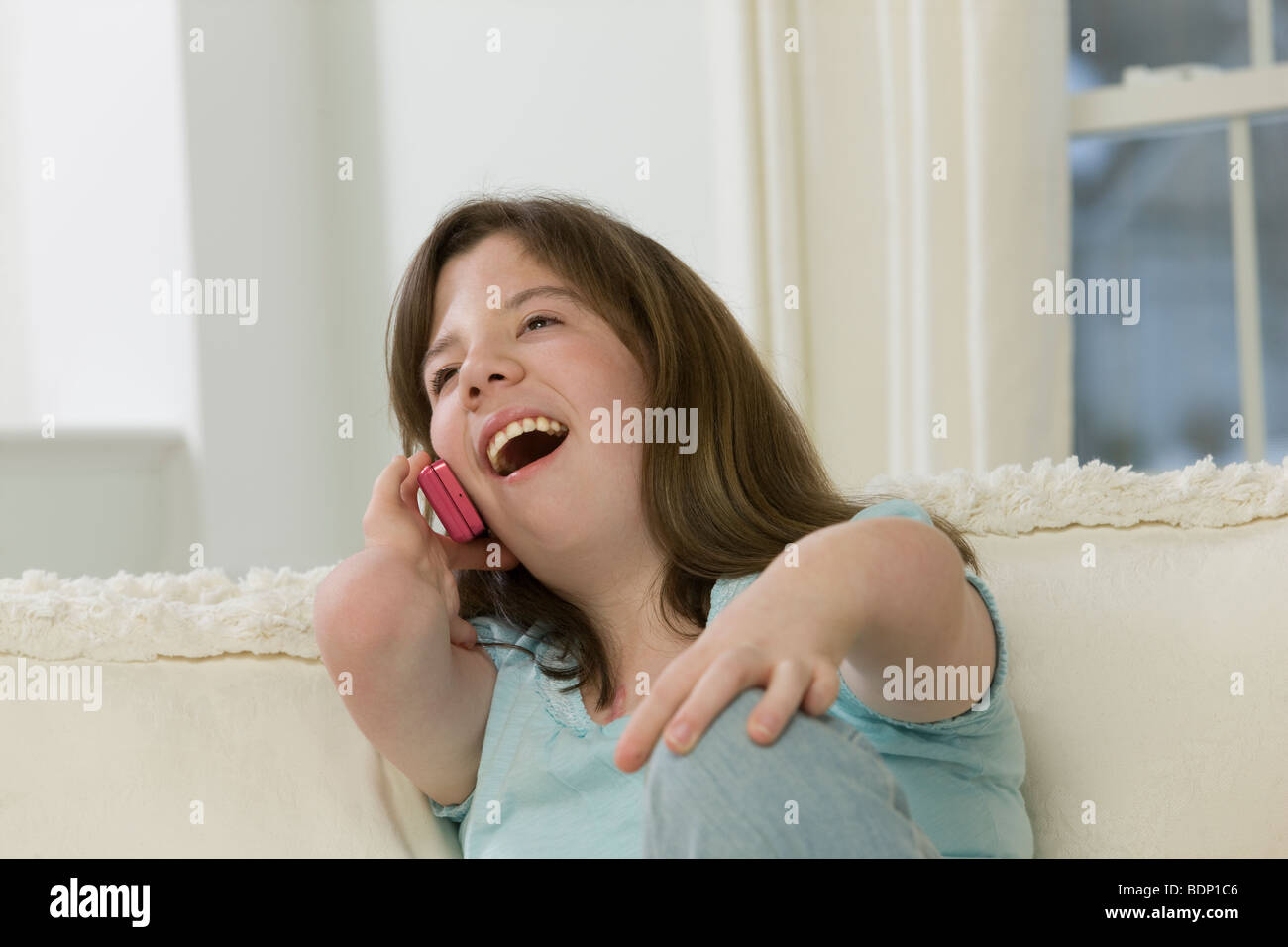 Teenage girl talking on a mobile phone Banque D'Images