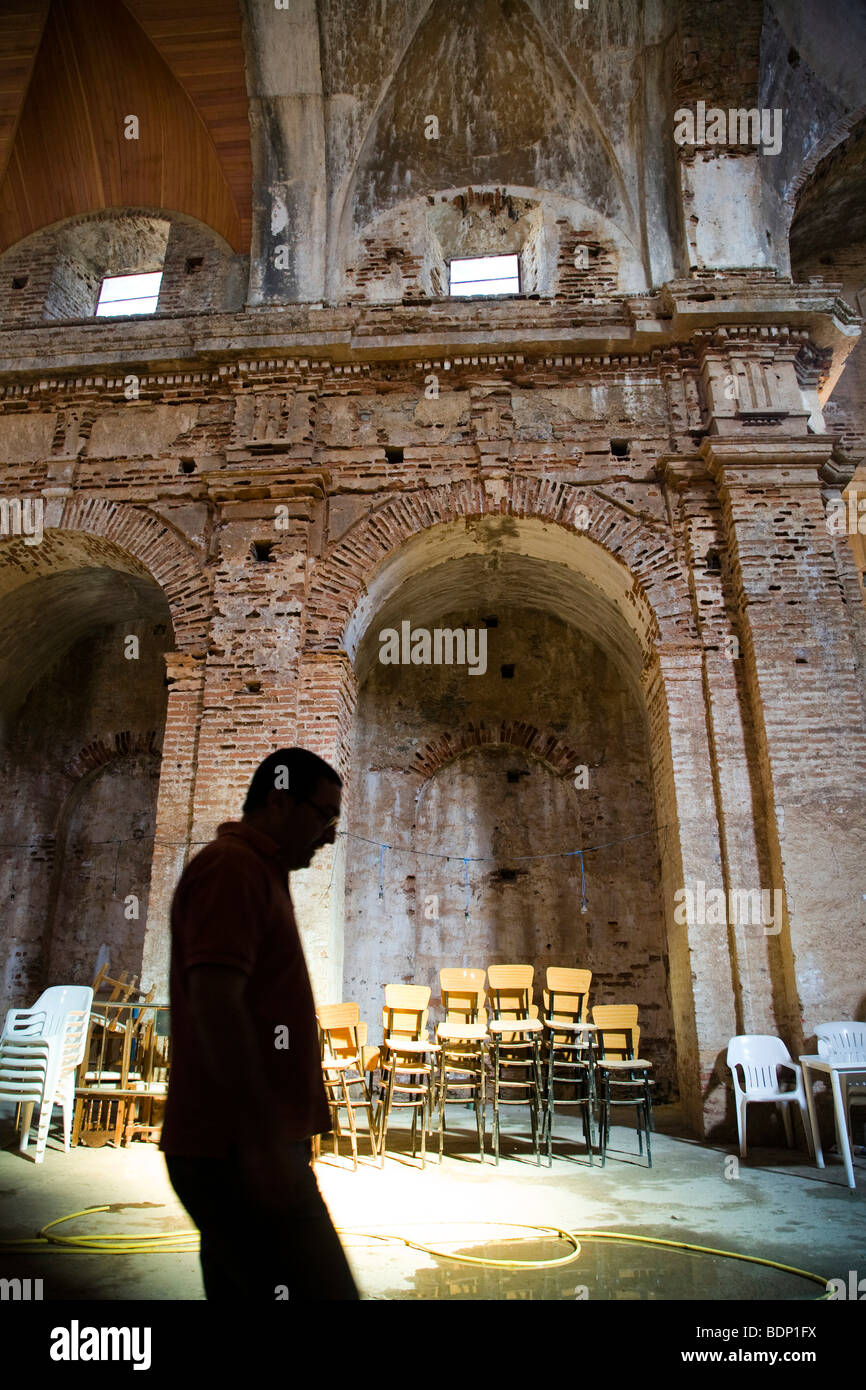 Un homme à l'intérieur d'El Monumento, une église du 18ème non exploitée, Castao del Robledo, Huelva, Espagne Banque D'Images