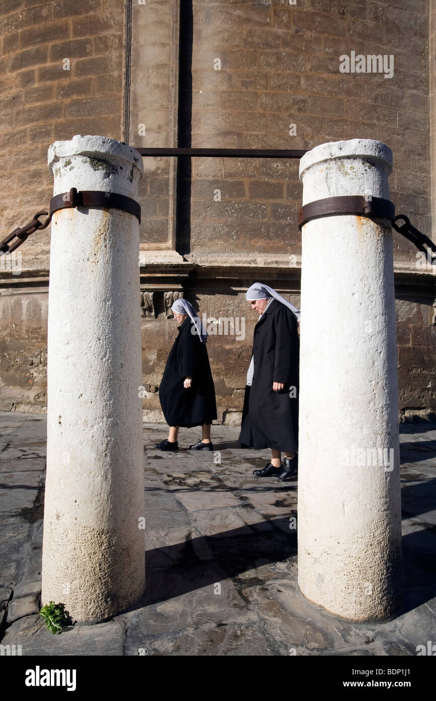 Couple de religieuses marchant à l'extérieur cathédrale de Séville, Espagne Banque D'Images