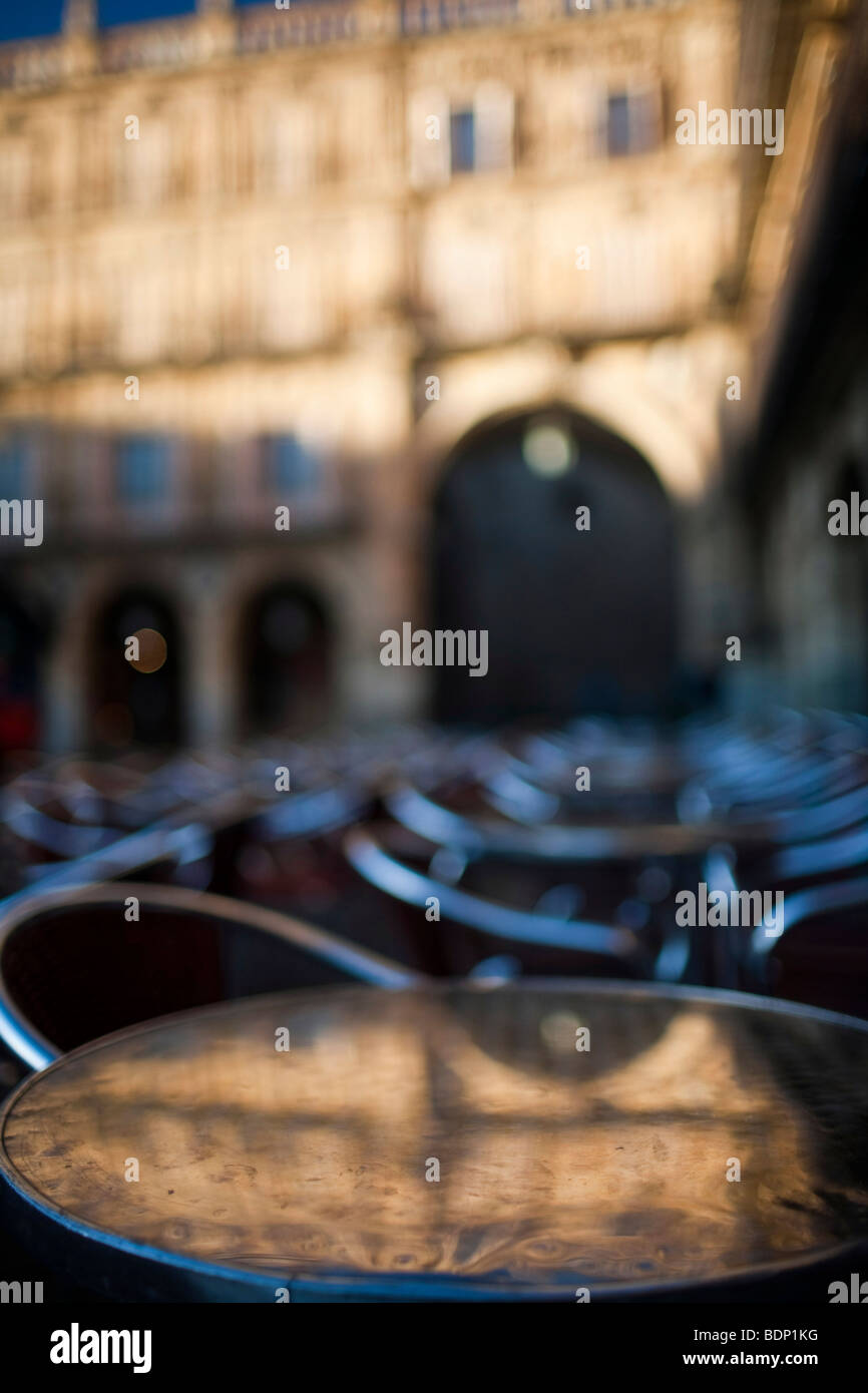 Réflexions sur la surface métallique des tables de restaurant, Plaza Mayor, Salamanque, Castille et Leon, Espagne Banque D'Images