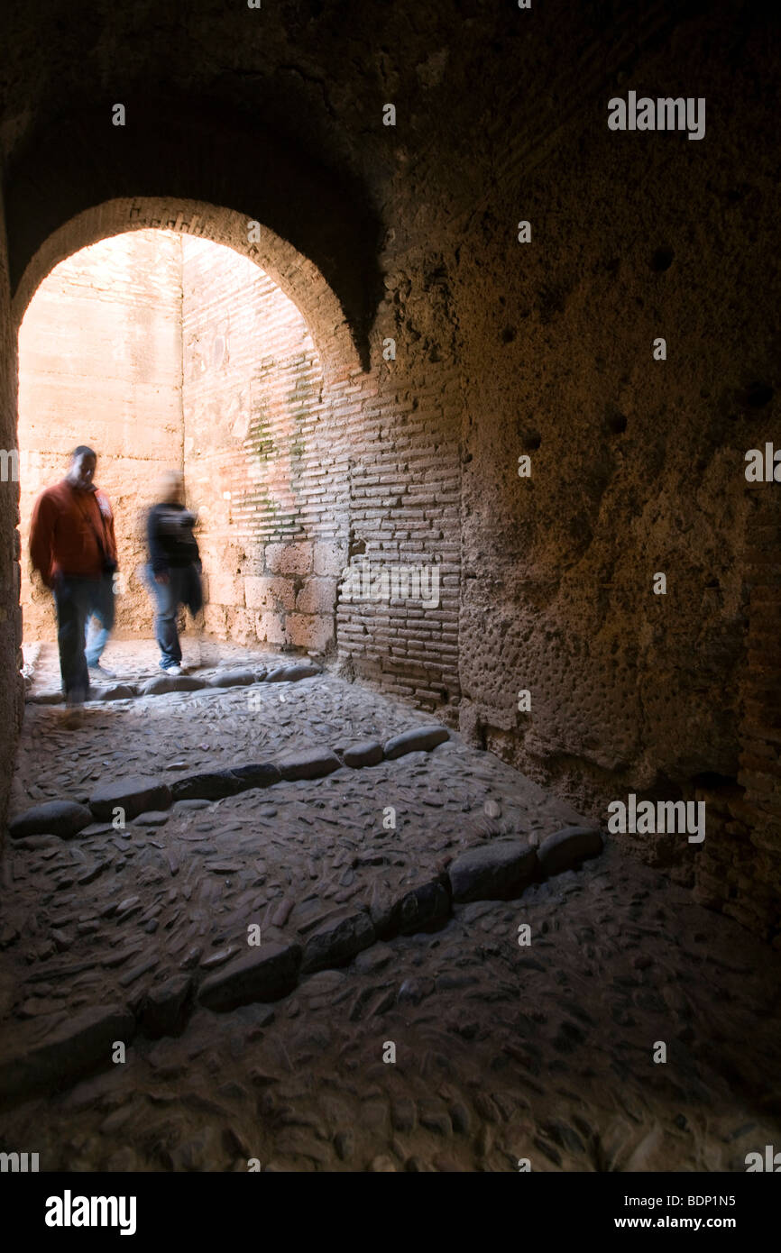 Couple de visiteurs à l'intérieur de l'Alcazaba, Alhambra, Granada, Espagne Banque D'Images