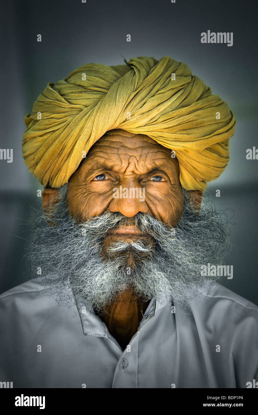 L'Inde, Rajasthan, Jodhpur, Rajasthan indien plus touffue avec barbe grise portant turban jaune Banque D'Images