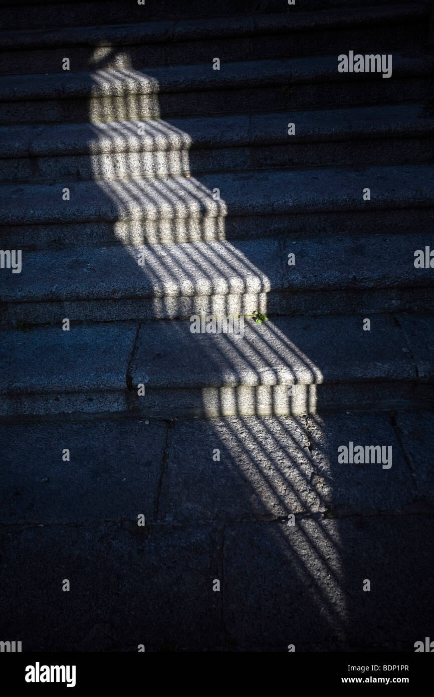 L'ombre d'un auvent de fenêtre sur les marches de pierre, Caceres, Espagne Banque D'Images