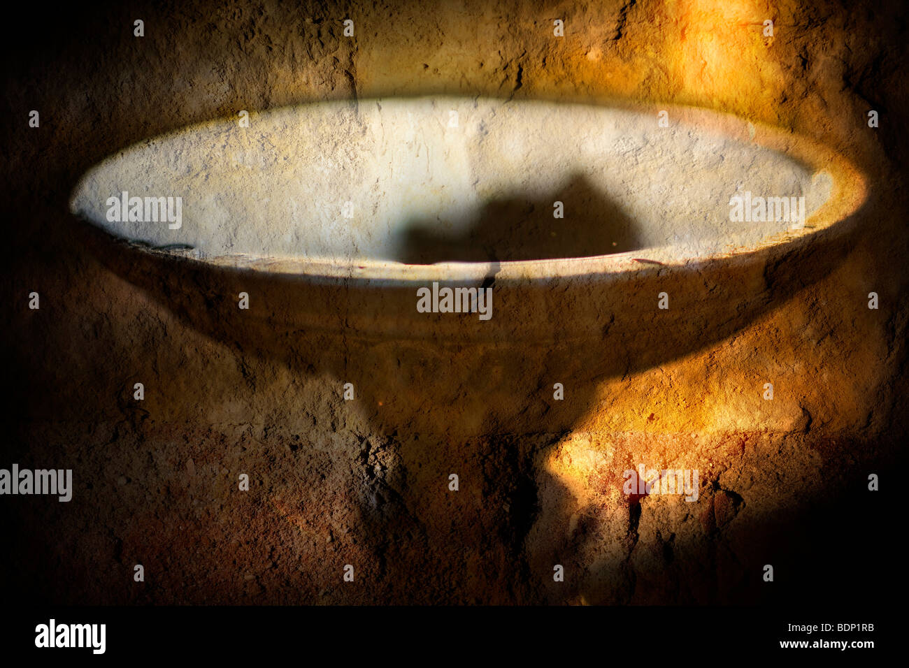 Digital composite d'une fontaine avec bassin ajouté la texture. Banque D'Images