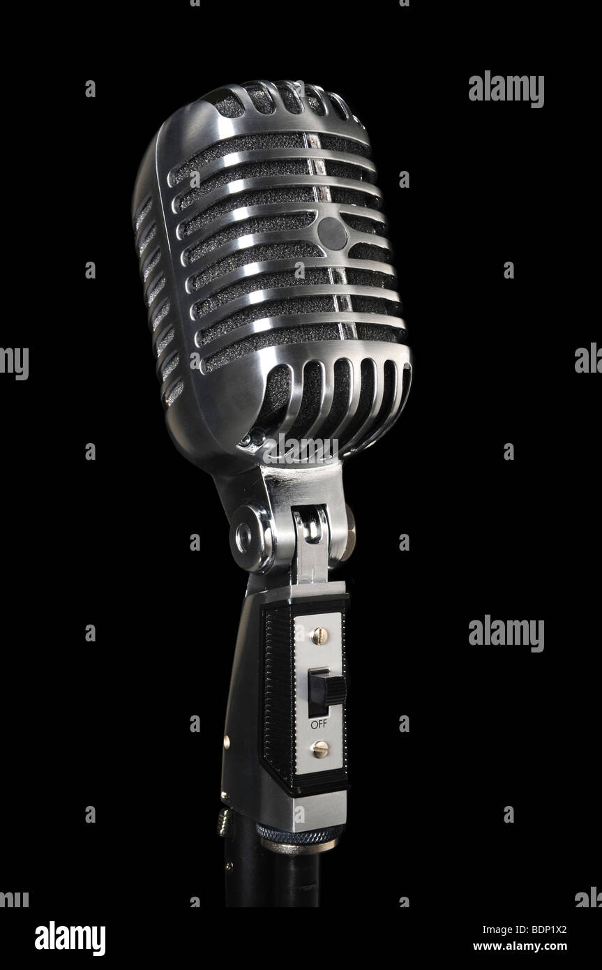 Microphone Vintage isolé sur un fond noir Banque D'Images