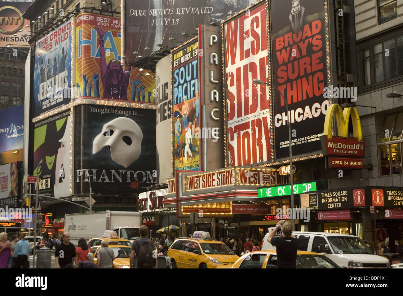 Zone de Times Square à Manhattan, le coeur du quartier des théâtres à 7th Ave. près de 46th Street. Banque D'Images