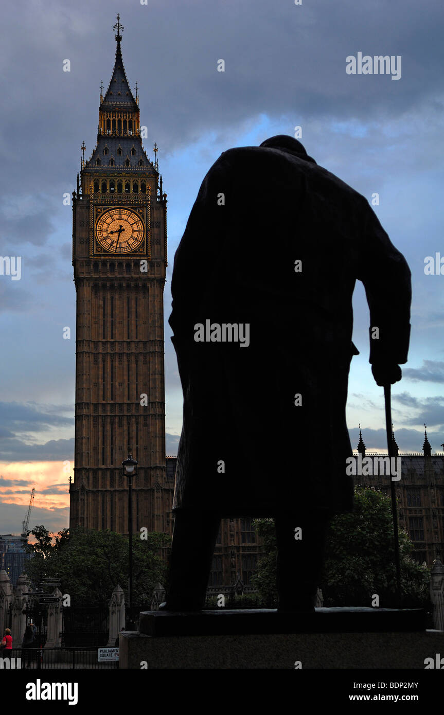 Winston Churchill statue en silhouette, dans le dos de Big Ben au crépuscule, Bridge Street, Londres, Angleterre, Royaume-Uni, Europe Banque D'Images