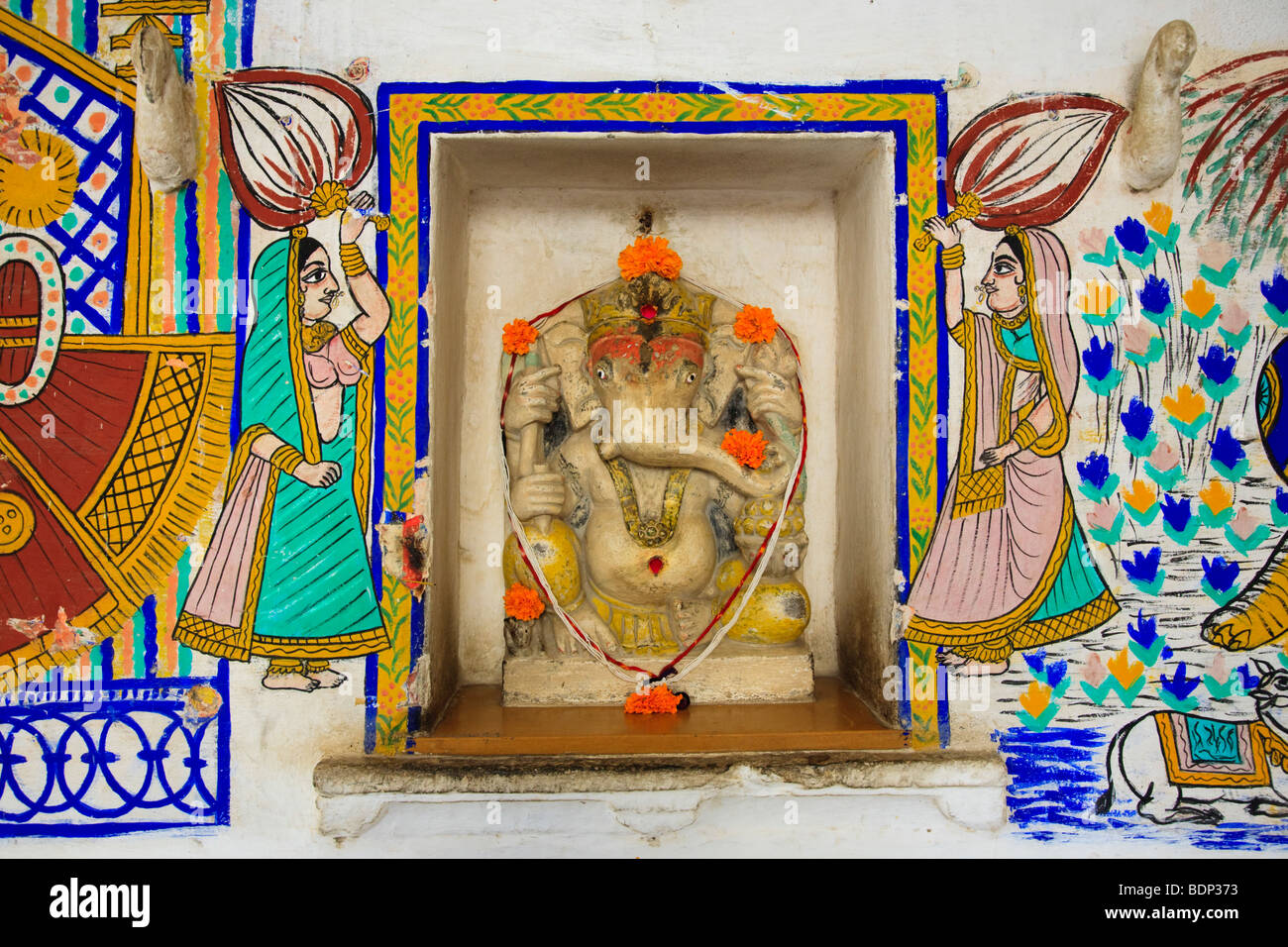 Un sanctuaire Ganesh décoré dans le Palais de la ville, Udaipur, Inde Banque D'Images