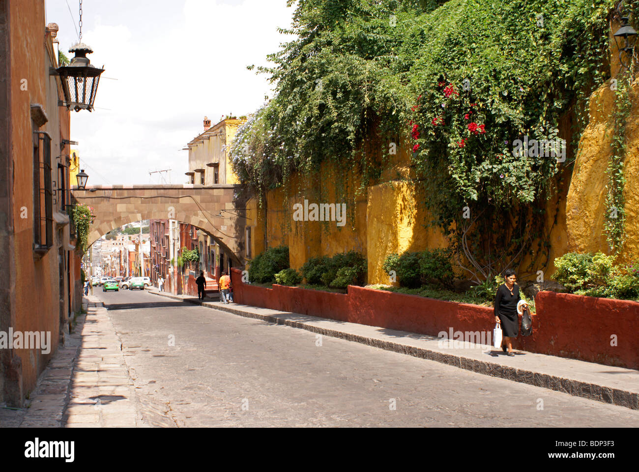 Les gens marcher dans la rue du Canal à San Miguel de Allende, Guanajuato, Mexique Banque D'Images