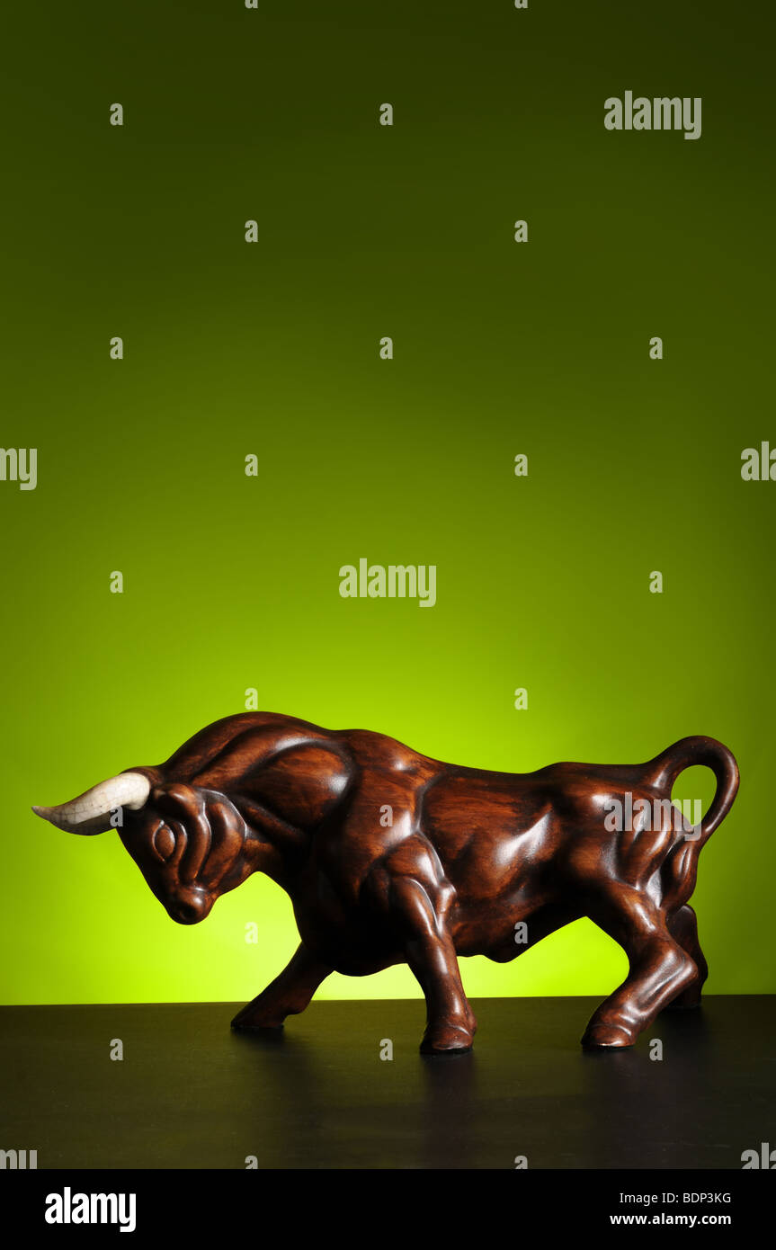 Au cours d'une figure Bull fond vert avec spot light Banque D'Images
