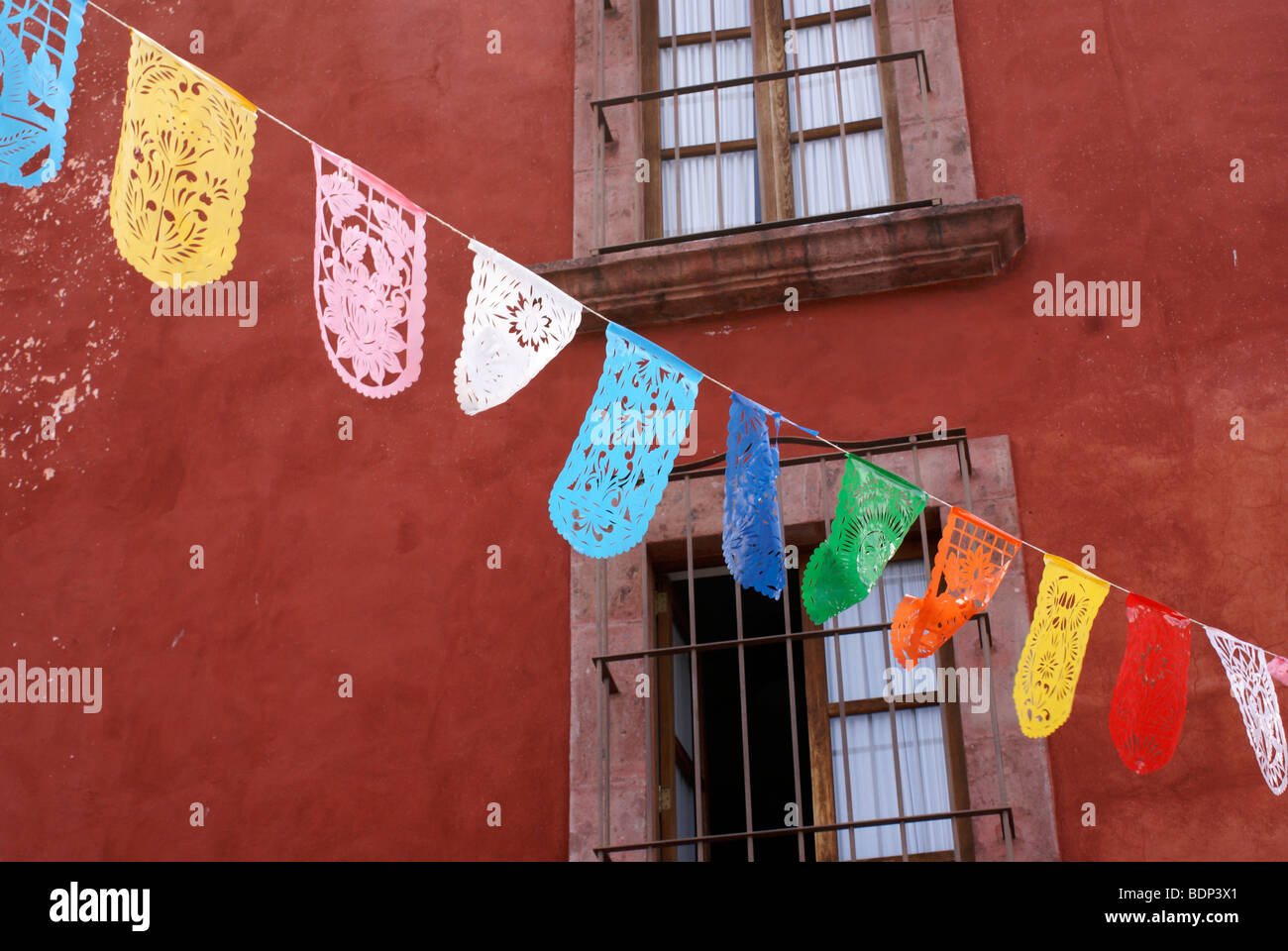 Papel picado découpures mexicaines colorées de la décoration d'une rue à San Miguel de Allende, Mexique Banque D'Images