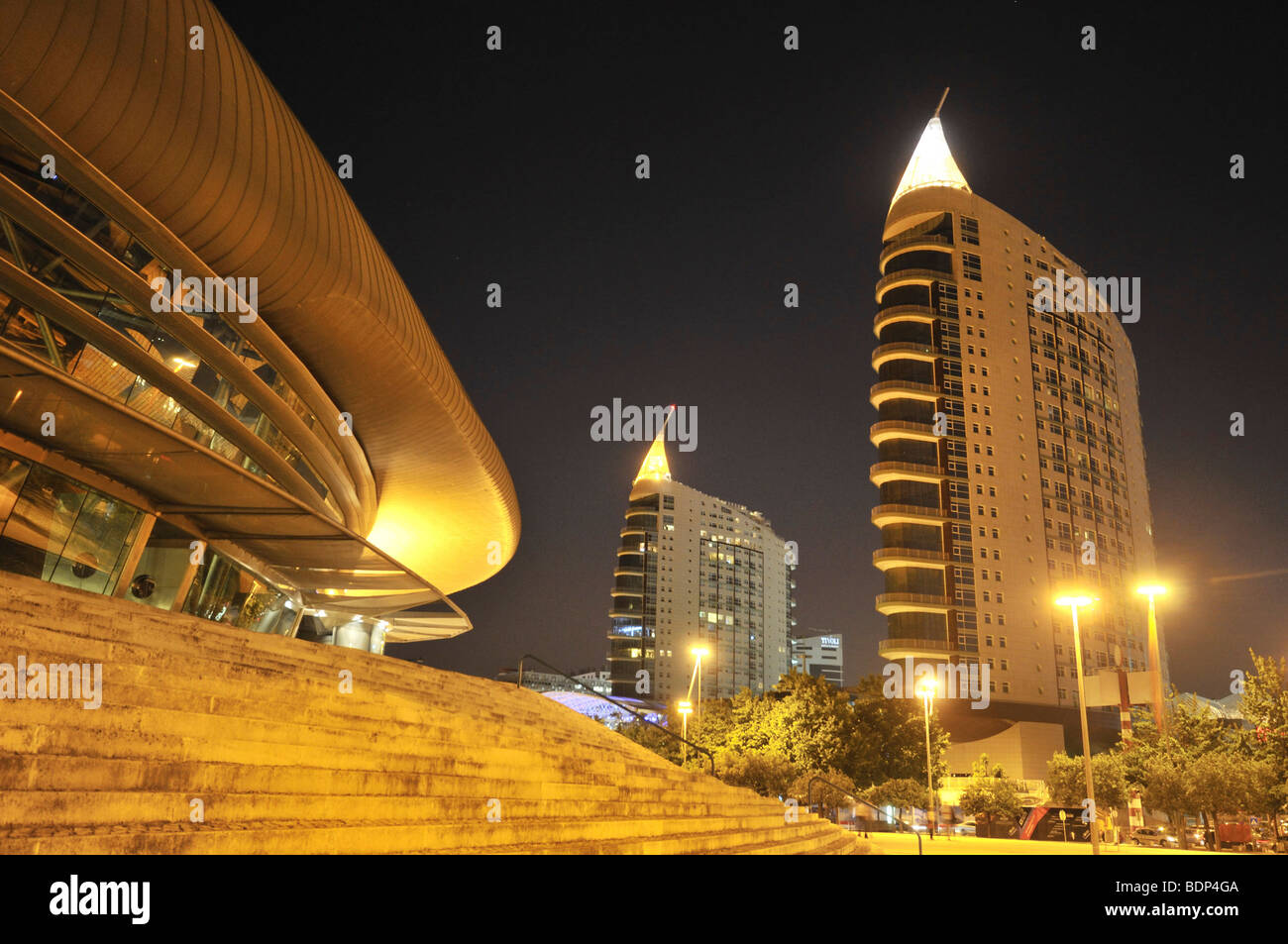 L'architecture moderne, Pavilhao Atlantico, gauche, et gratte-ciel Sao Gabriel et Sao Rafael, à droite, dans le Parque das Nações park Banque D'Images