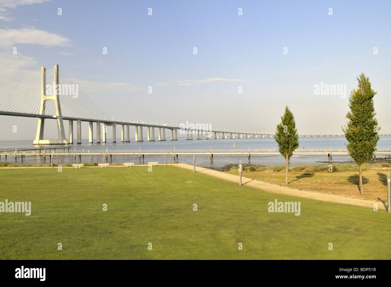 Pont Vasco da Gama sur le Rio Tejo River dans le parc Parque das Nações, site de l'Expo 98, Lisbonne, Portugal, Europe Banque D'Images
