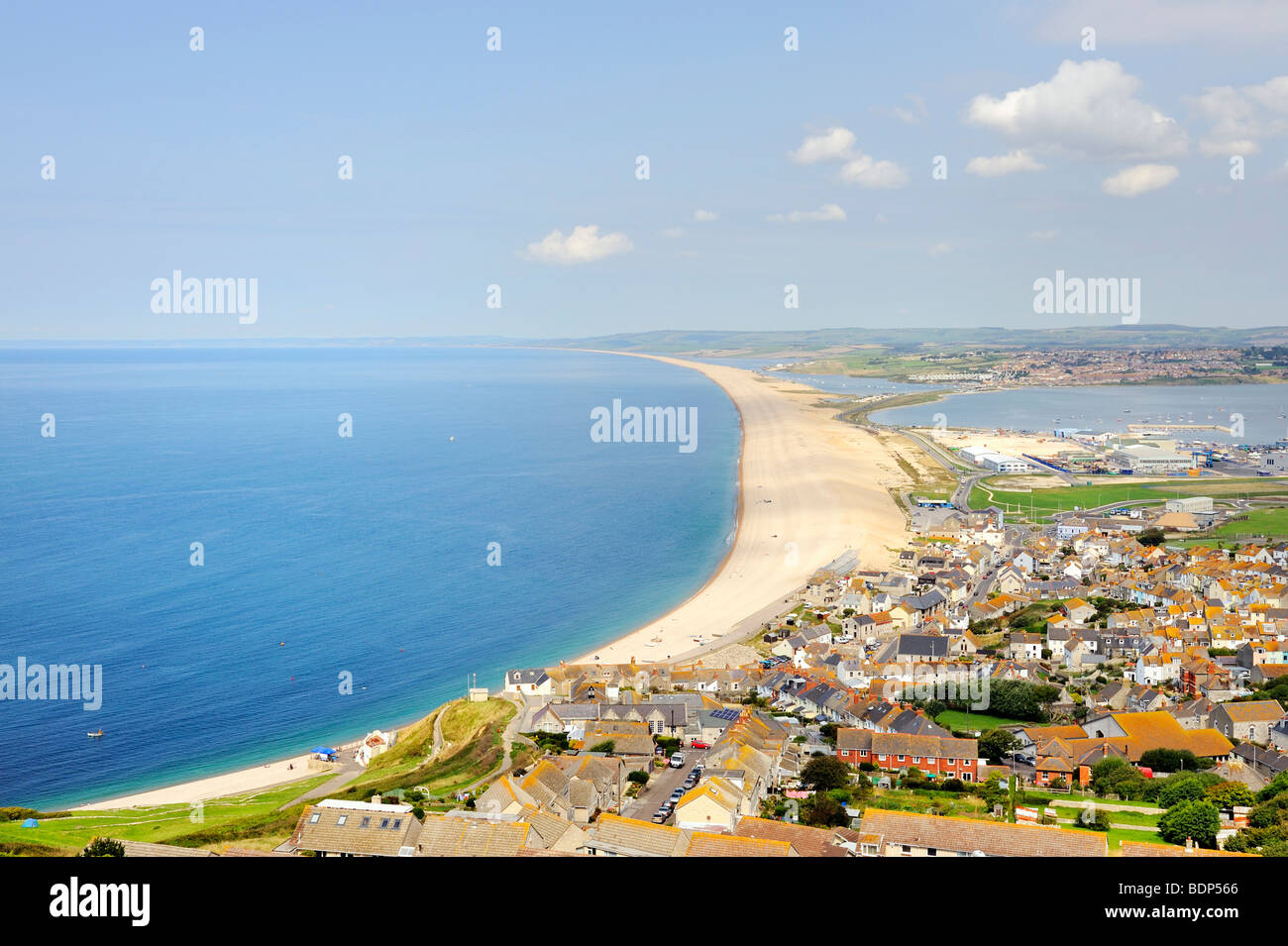 Vue depuis l'Île de Portland sur la plage de Chesil et la ville de Fortuneswell, Dorset, Angleterre, Royaume-Uni, Europe Banque D'Images