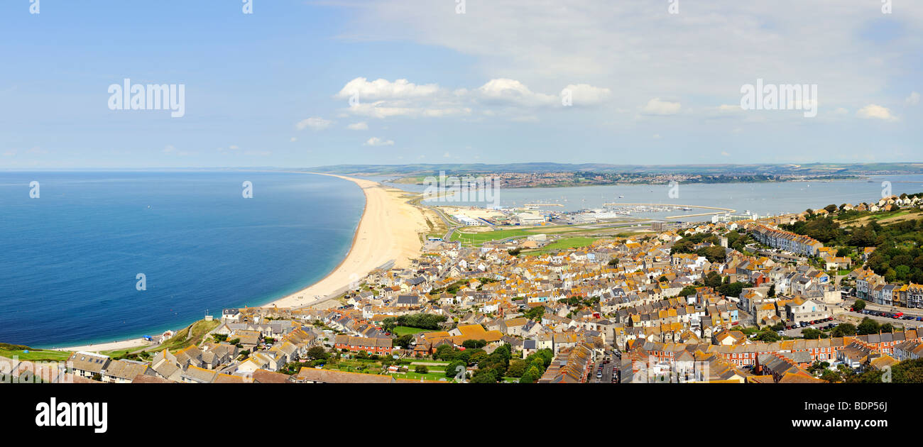 Vue panoramique de l'Île de Portland sur la plage de Chesil et la ville de Fortuneswell, Dorset, Angleterre, Royaume-Uni, Europe Banque D'Images