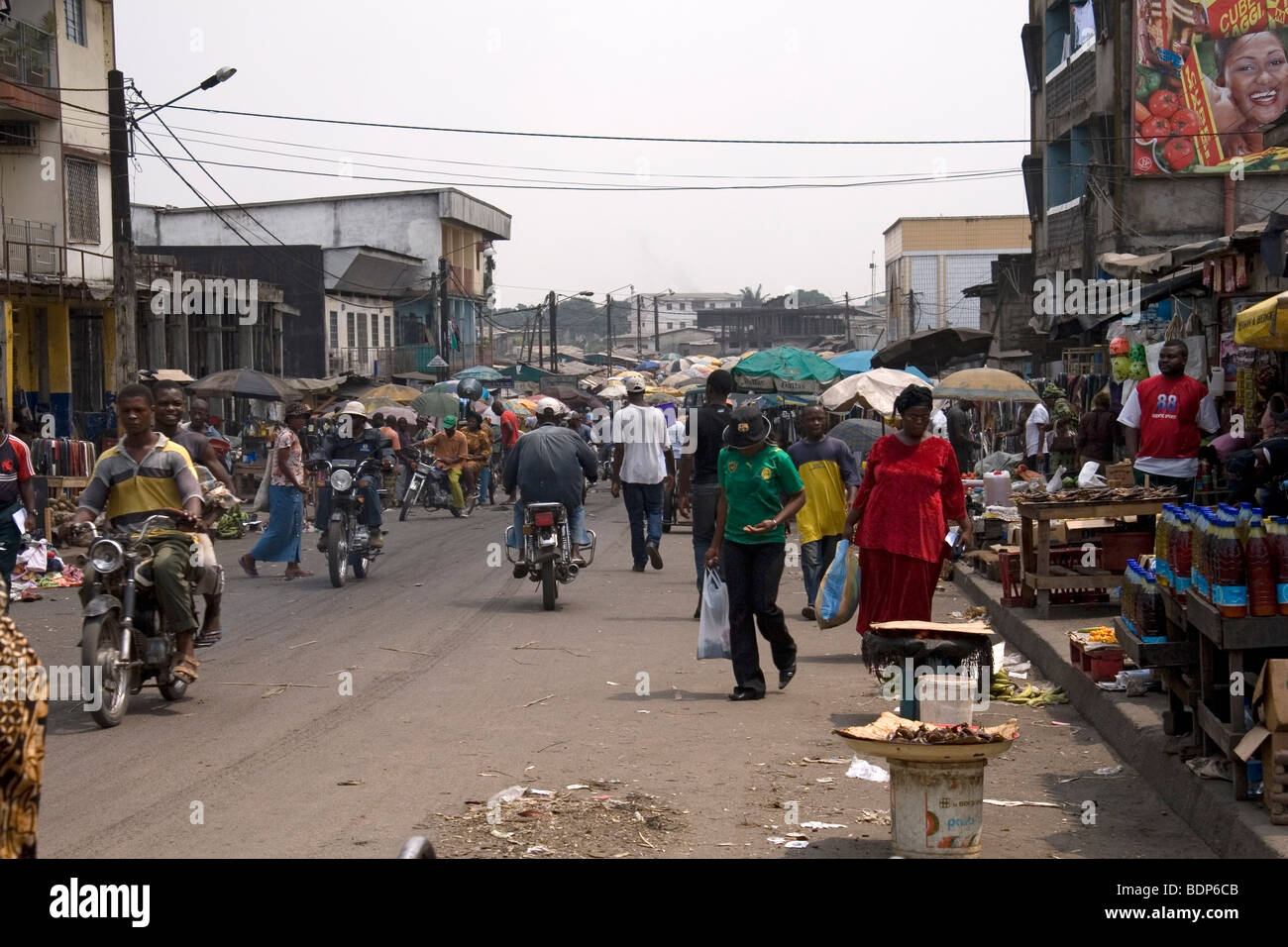 Marché de rue dans quartier pauvre de Grand Moulin Douala Cameroun Afrique de l'Ouest Banque D'Images