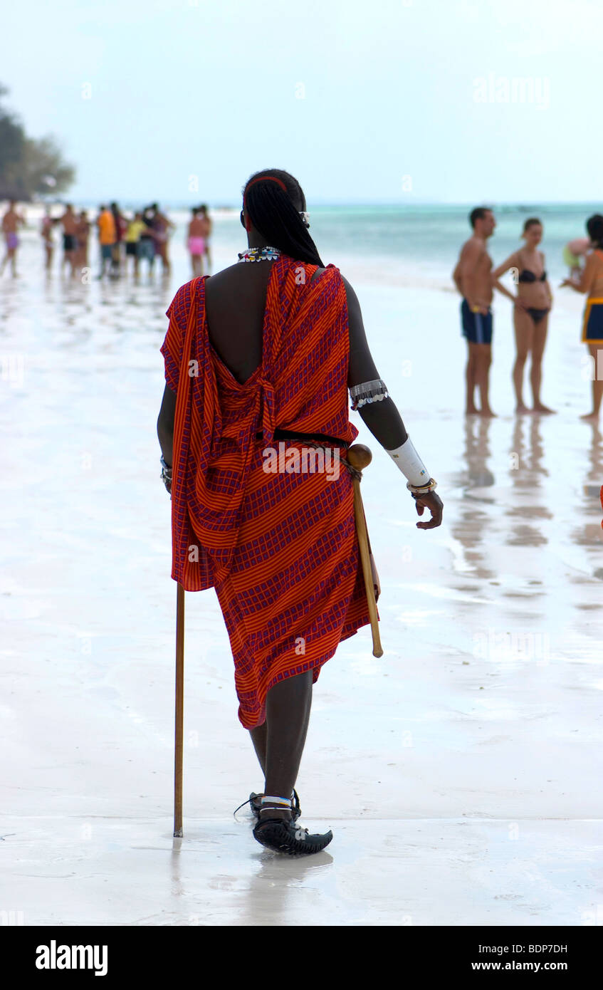 Les jeunes masai walking on the beach Banque D'Images Les jeunes masai walking on the beach Banque D'Images
