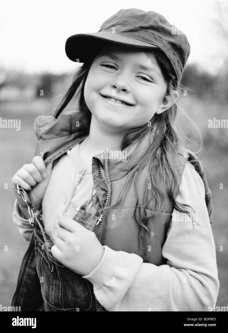 Portrait d'une fille avec un capuchon et bébé, en Suède. Banque D'Images