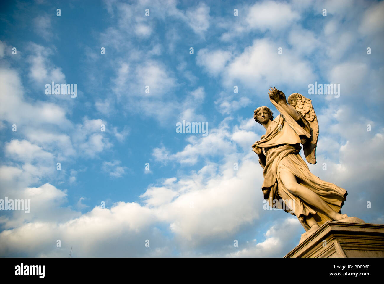 Ange créé par l'artiste de la renaissance, Bernini, contre le ciel bleu, le Ponte degli Angeli, Rome, Italie Banque D'Images