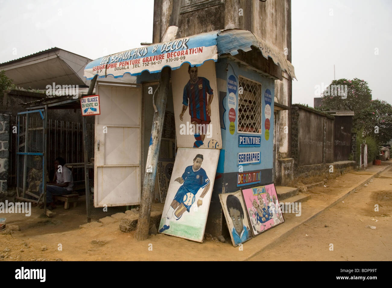 Peintures de footballeurs Samuel Etoo et Didier Drogba quartier New-Bell Douala Cameroun Afrique de l'Ouest Banque D'Images