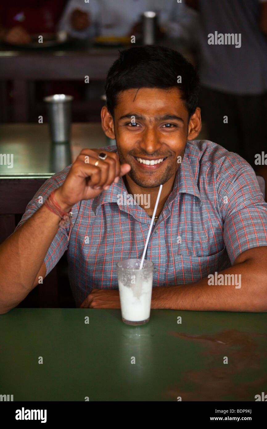Jeune homme dans une confiserie de Calcutta, Inde Banque D'Images