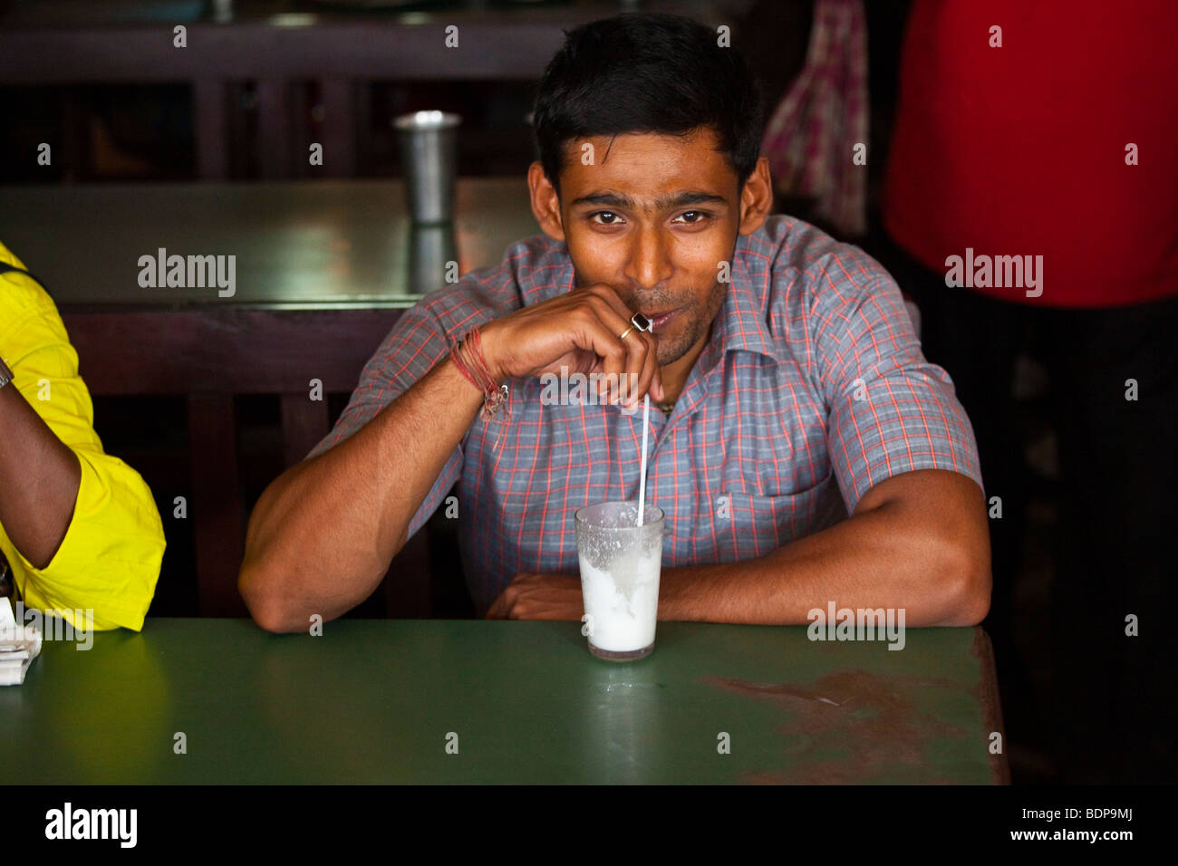 Jeune homme dans une confiserie de Calcutta, Inde Banque D'Images