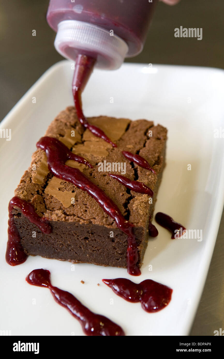 Fudge brownie au chocolat chaud avec coulis de framboise Banque D'Images