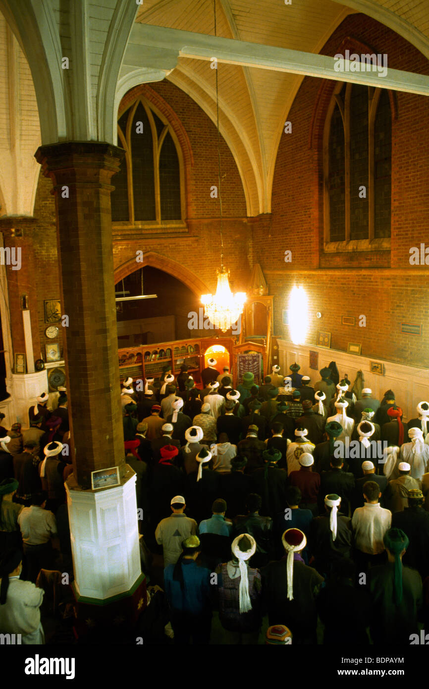 L'intérieur de la mosquée Peckham Londres Hommes prier la prière du Ramadan Banque D'Images