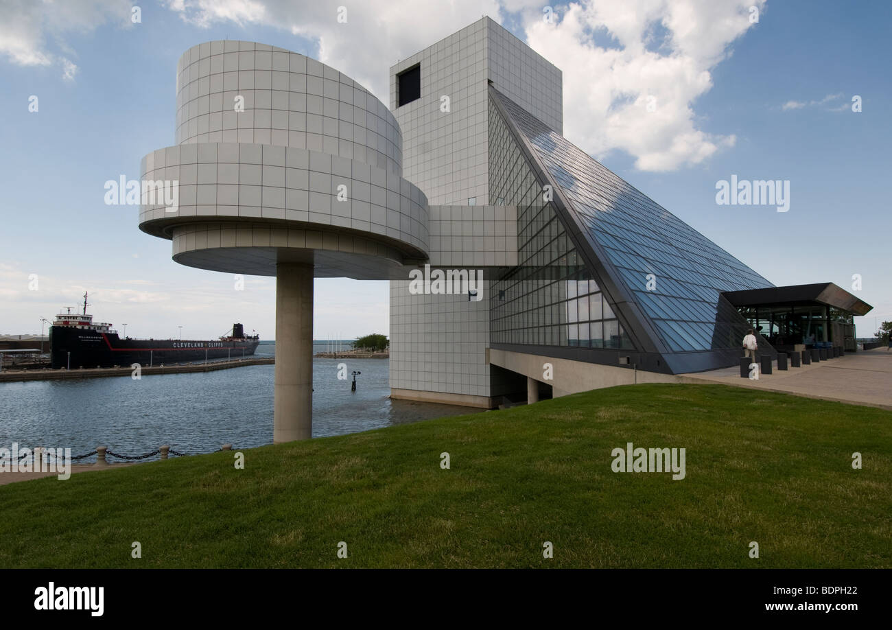 Visiteurs en face de Cleveland's Rock 'n Roll Hall of Fame, Banque D'Images