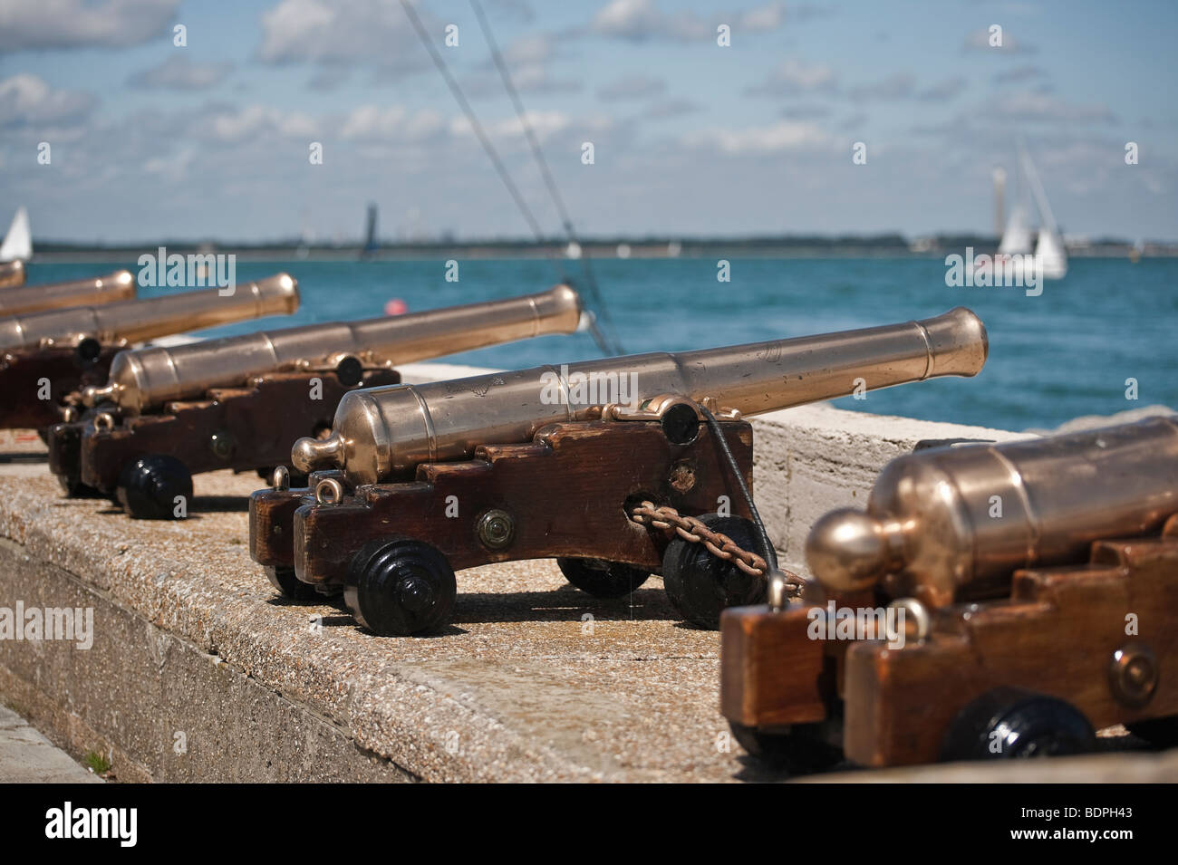 Le canon à l'extérieur départ traditionnel le Royal Yacht Squadron, Cowes, île de Wight, Angleterre, RU Banque D'Images