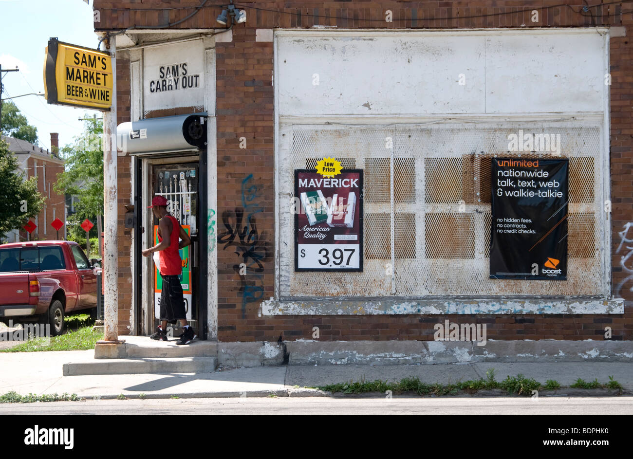 Laissant l'homme liquor store Banque D'Images