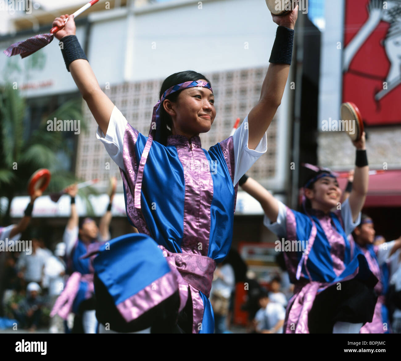 Danseuse 10 000 festival eisa, Naha, Okinawa, Japon Banque D'Images