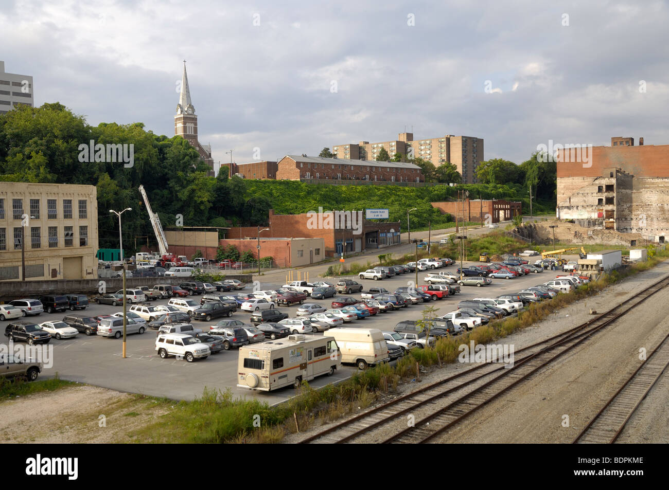 Centre Ville Parking à côté d'un triage ferroviaire de Knoxville, Tennessee, USA. Photo par Darrell Young. Banque D'Images