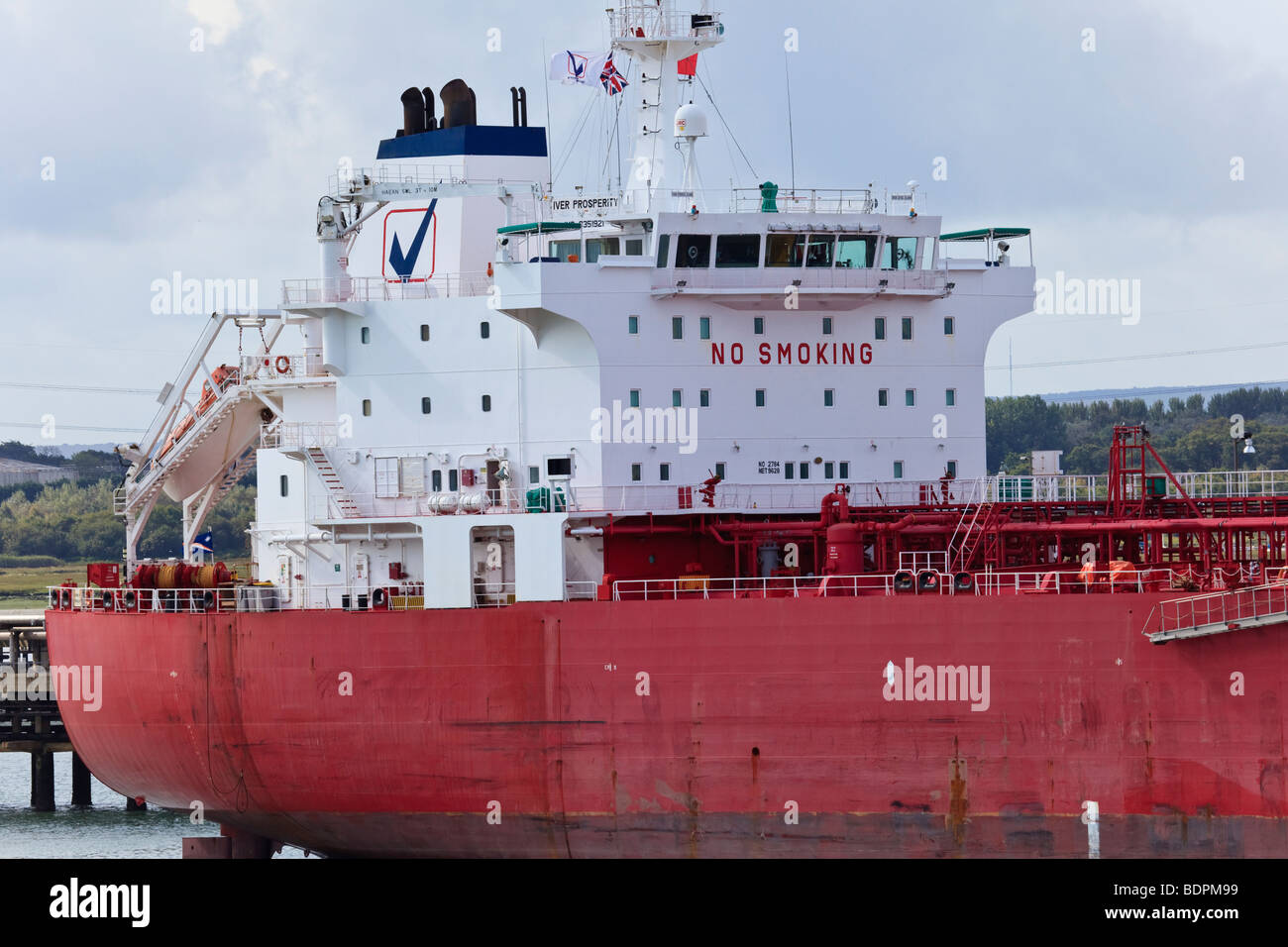 'La prospérité' Tankers Iver amarré au terminal pétrolier de Fawley, Southampton, UK L'eau Banque D'Images