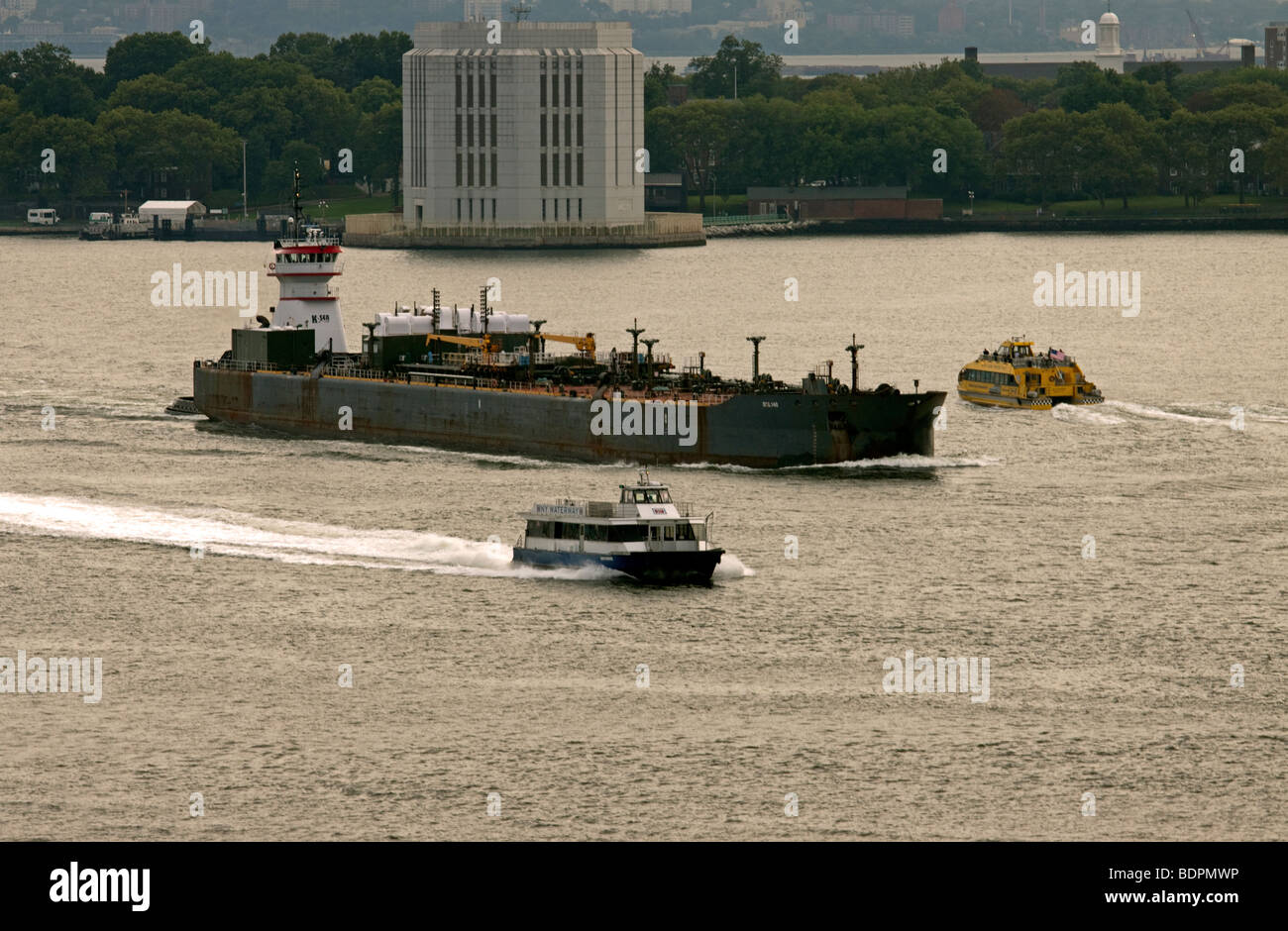 Le trafic des barges sur la rivière East, à New York City Banque D'Images
